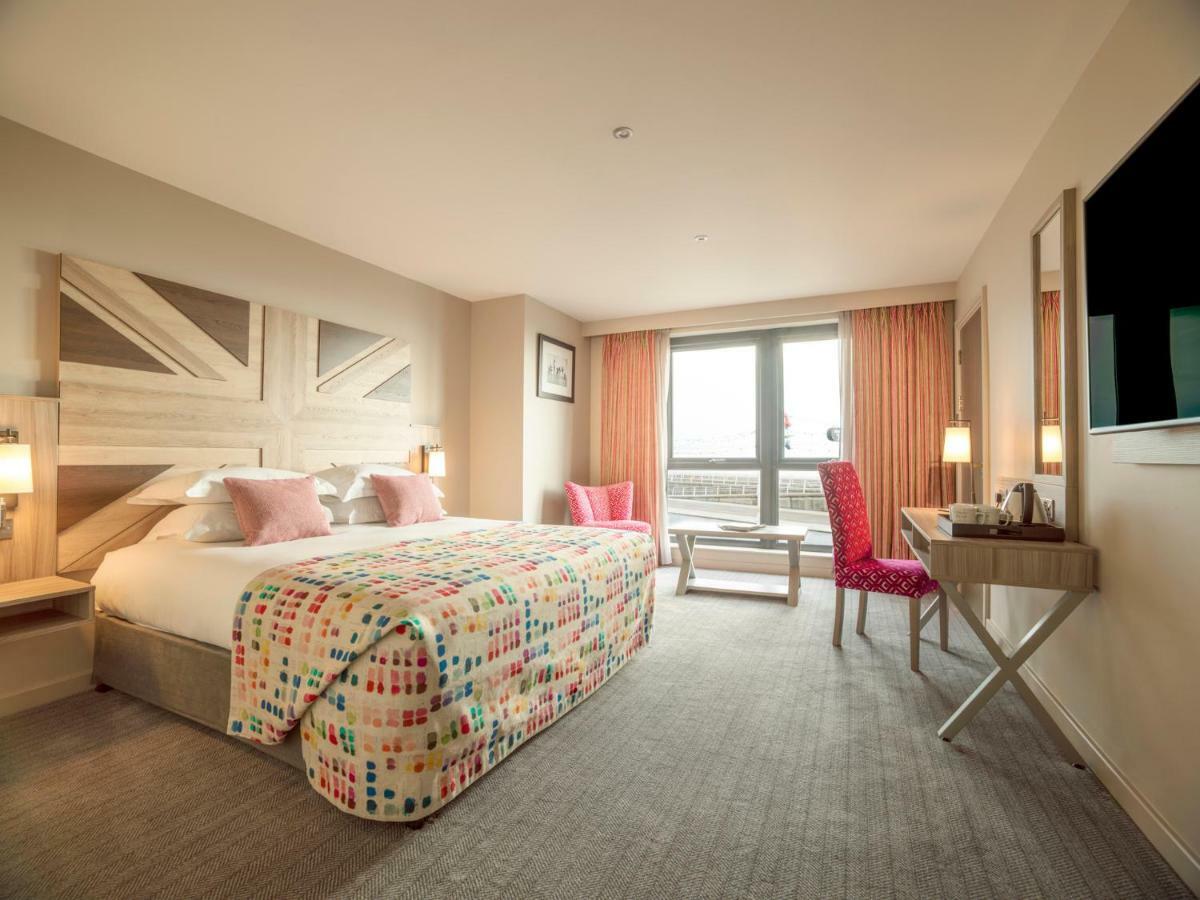 Boulevard Hotel แบล็คพูล ภายนอก รูปภาพ A bedroom at the Hilton London Heathrow